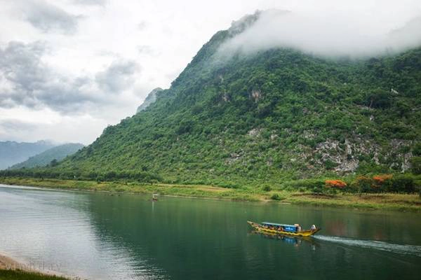 Buổi sáng ngày thứ nhất của hành trình, sau khi ăn sáng và uống cà phê sữa đá thơm lừng bên dòng sông Son thơ mộng, đoàn chúng tôi băng rừng hơn 1 tiếng để tới bản Đoòng (Quảng Bình). Buổi sáng ngày thứ nhất của hành trình, sau khi ăn sáng và uống cà phê sữa đá thơm lừng bên dòng sông Son thơ mộng, đoàn chúng tôi băng rừng hơn 1 tiếng để tới bản Đoòng (Quảng Bình).