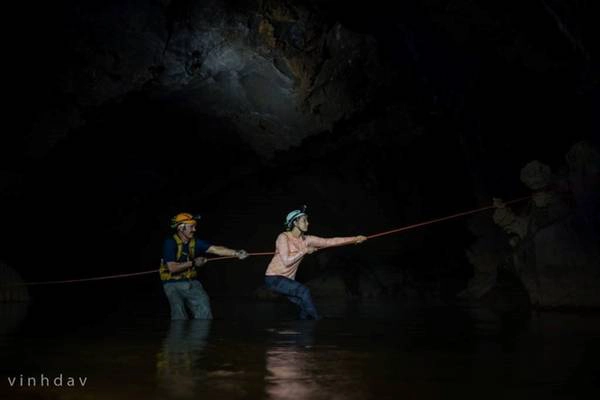 Kinh nghiệm cho thấy càng rụt rè, bạn càng dễ bị trượt chân ở những vách đá dựng đứng. Cách tốt nhất là tạo tư thế gần như vuông góc với vách đá, như vậy lực cơ thể sẽ không bị dồn vào chân và di chuyển sẽ nhanh hơn. Trong hình là ông bố đơn thân Mark và con gái Sophia tham gia chuyến phiêu lưu mạo hiểm cùng nhau. Tôi luôn ưu ái dành cho họ những shot hình cẩn thận nhất. Kinh nghiệm cho thấy càng rụt rè, bạn càng dễ bị trượt chân ở những vách đá dựng đứng. Cách tốt nhất là tạo tư thế gần như vuông góc với vách đá, như vậy lực cơ thể sẽ không bị dồn vào chân và di chuyển sẽ nhanh hơn. Trong hình là ông bố đơn thân Mark và con gái Sophia tham gia chuyến phiêu lưu mạo hiểm cùng nhau. Tôi luôn ưu ái dành cho họ những shot hình cẩn thận nhất.