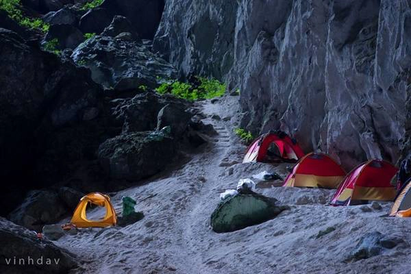 Địa điểm cắm trại ở hố sụt thứ 2. Chỗ này không có nước tắm, mà toàn cát như sa mạc và đá. Ánh sáng yếu từ cửa hang làm cho nền đất đá biến thành màu xanh nhạt nhìn rất kỳ lạ. Địa điểm cắm trại ở hố sụt thứ 2. Chỗ này không có nước tắm, mà toàn cát như sa mạc và đá. Ánh sáng yếu từ cửa hang làm cho nền đất đá biến thành màu xanh nhạt nhìn rất kỳ lạ.