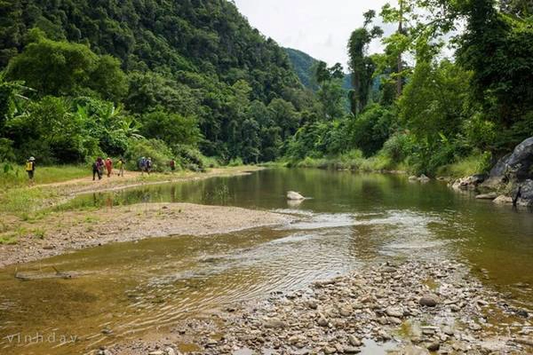 Trong hình là dòng suối đầu tiên bắt đầu sau khi đi qua bản Đoòng, đôi chân luôn trong trạng thái ướt nhẹp. Ở đây bạn sẽ dễ dàng bắt gặp những con bướm khổng lồ đầy màu sắc, và núi rừng cũng nguyên sơ. Theo Oxalis, xác suất gặp hổ vẫn có thể xảy ra ở đây. Trong hình là dòng suối đầu tiên bắt đầu sau khi đi qua bản Đoòng, đôi chân luôn trong trạng thái ướt nhẹp. Ở đây bạn sẽ dễ dàng bắt gặp những con bướm khổng lồ đầy màu sắc, và núi rừng cũng nguyên sơ. Theo Oxalis, xác suất gặp hổ vẫn có thể xảy ra ở đây.