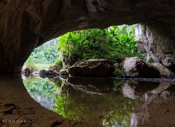 Cửa hang đầu tiên, nơi cách hang Én 10 phút đi bộ. Cửa hang đầu tiên, nơi cách hang Én 10 phút đi bộ.