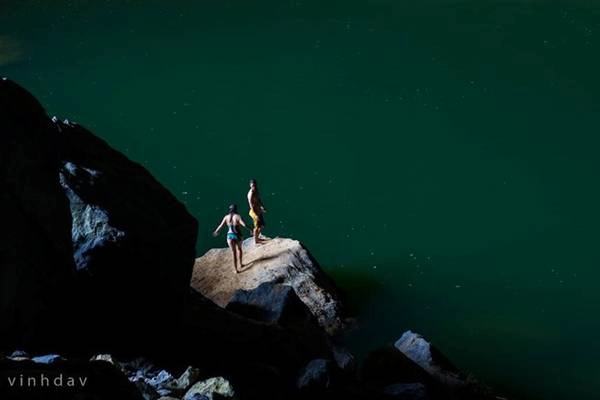 Suối nước ngầm mát lạnh ngay cửa hang Én. Không khí trong hang cũng rất kỳ lạ. Buổi chiều tối, gió rất to từ lòng hang bay ra, đến khoảng 2h sáng thì lặng gió khiến không khí oi ngạt và nồng nặc mùi phân chim én. Đến gần sáng, trời chuyển lạnh. Theo phán đoán của tôi, có lẽ do sự chênh lệch nhiệt độ bên trong và bên ngoài thay đổi tạo ra dòng khí đối lưu. Suối nước ngầm mát lạnh ngay cửa hang Én. Không khí trong hang cũng rất kỳ lạ. Buổi chiều tối, gió rất to từ lòng hang bay ra, đến khoảng 2h sáng thì lặng gió khiến không khí oi ngạt và nồng nặc mùi phân chim én. Đến gần sáng, trời chuyển lạnh. Theo phán đoán của tôi, có lẽ do sự chênh lệch nhiệt độ bên trong và bên ngoài thay đổi tạo ra dòng khí đối lưu.