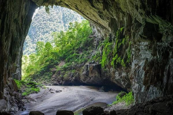 Cửa hang phía ra của hang Én. Từ đây là quãng đường rất dài trước khi đến được hang Sơn Đoòng. Cửa hang phía ra của hang Én. Từ đây là quãng đường rất dài trước khi đến được hang Sơn Đoòng.