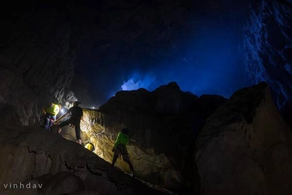 Mọi cảm giác ngột ngạt nóng bức và mệt mỏi được xua tan ngay khi bạn bước chân vào hang Sơn Đoòng. Luồng không khí mát lạnh từ lòng hang sâu thẳm bên dưới, mang theo hơi khói trắng mờ ảo liên tục thổi lên trên, như hơi khói phì phò của con quái vật khổng lồ bên dưới, rất kỳ ảo. Mọi cảm giác ngột ngạt nóng bức và mệt mỏi được xua tan ngay khi bạn bước chân vào hang Sơn Đoòng. Luồng không khí mát lạnh từ lòng hang sâu thẳm bên dưới, mang theo hơi khói trắng mờ ảo liên tục thổi lên trên, như hơi khói phì phò của con quái vật khổng lồ bên dưới, rất kỳ ảo.