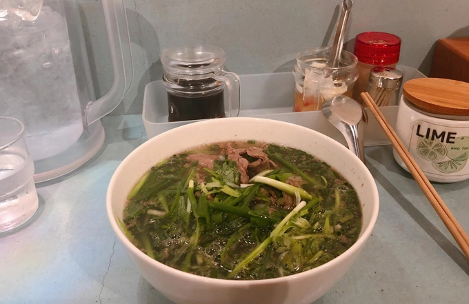 Tô phở nhỏ (890 yen) với lượng thịt bò nhiều, mềm đủ cho một người ăn no.