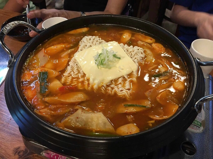 Không chỉ là món ăn quốc dân của người Hàn, món budae jjigae còn được xếp vào danh sách món nhất phải thử của du khách đến đây. Ảnh: Atlas Obscura.