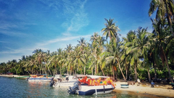 Đi dọc vịnh Nha Trang, đầm Nha Phu, chúng tôi nhanh chóng đến thị trấn Vạn Giã - Vạn Ninh - Khánh Hòa để kịp đón tàu lúc 9h đi đảo Điệp Sơn. Là hòn đảo nằm chơi vơi giữa vịnh Vân Phong gồm 3 đảo chính, từ 2 năm trở lại đây, Điệp Sơn nổi lên như một địa điểm check-in đáng mơ ước trong giới phượt thủ. Từ cảng Vạn Giã, chúng tôi đón chuyến tàu gỗ Phượng Đồng của người dân để bắt đầu hành trình khám phá Điệp Sơn. Đi dọc vịnh Nha Trang, đầm Nha Phu, chúng tôi nhanh chóng đến thị trấn Vạn Giã - Vạn Ninh - Khánh Hòa để kịp đón tàu lúc 9h đi đảo Điệp Sơn. Là hòn đảo nằm chơi vơi giữa vịnh Vân Phong gồm 3 đảo chính, từ 2 năm trở lại đây, Điệp Sơn nổi lên như một địa điểm check-in đáng mơ ước trong giới phượt thủ. Từ cảng Vạn Giã, chúng tôi đón chuyến tàu gỗ Phượng Đồng của người dân để bắt đầu hành trình khám phá Điệp Sơn.