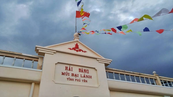 Có 2 con đường để dẫn vào hải đăng Đại Lãnh: đi thẳng qua cầu rồi leo bậc tam cấp, sau đó đi theo bảng hướng dẫn, băng qua nhiều bụi cây, tảng đá. Cách thứ hai bạn có thể men theo con suối chảy ra biển, rồi đi lên bằng bậc tam cấp qua cánh rừng thông nhỏ. Có 2 con đường để dẫn vào hải đăng Đại Lãnh: đi thẳng qua cầu rồi leo bậc tam cấp, sau đó đi theo bảng hướng dẫn, băng qua nhiều bụi cây, tảng đá. Cách thứ hai bạn có thể men theo con suối chảy ra biển, rồi đi lên bằng bậc tam cấp qua cánh rừng thông nhỏ.