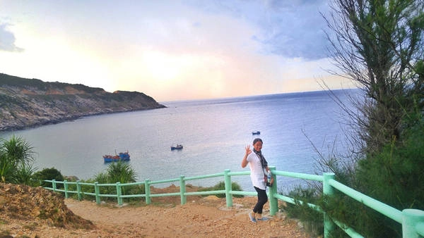 Bạn có thể đăng ký ngủ lại qua đêm trên hải đăng, để đón ánh bình minh vào sáng hôm sau. Từ trên cao phóng tầm mắt vươn ra biển cả bao la, chờ đón những tia nắng đầu tiên của ngày mới, bạn sẽ cảm thấy thật tự hào khi trở thành người đầu tiên trên cả nước đón bình minh. Bạn có thể đăng ký ngủ lại qua đêm trên hải đăng, để đón ánh bình minh vào sáng hôm sau. Từ trên cao phóng tầm mắt vươn ra biển cả bao la, chờ đón những tia nắng đầu tiên của ngày mới, bạn sẽ cảm thấy thật tự hào khi trở thành người đầu tiên trên cả nước đón bình minh.