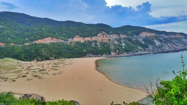 Bãi Môn với biển xanh, bờ cát vàng thoai thoải luôn là sự kết hợp hoàn hảo sau khi bạn tham quan hải đăng Đại Lãnh. Bãi Môn với biển xanh, bờ cát vàng thoai thoải luôn là sự kết hợp hoàn hảo sau khi bạn tham quan hải đăng Đại Lãnh.