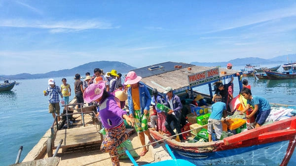 Để có thể trải nghiệm đầy đủ về Điệp Sơn, chúng tôi quyết định chọn cách di chuyển bằng 2 loại phương tiện: lúc đi là tàu gỗ và lúc về bằng cano. Tất cả các nhu yếu phẩm đều được vận chuyển từ đất liền ra. Gần 45 phút lênh đênh trên biển, bến tàu Điệp Sơn hiện ra. Để có thể trải nghiệm đầy đủ về Điệp Sơn, chúng tôi quyết định chọn cách di chuyển bằng 2 loại phương tiện: lúc đi là tàu gỗ và lúc về bằng cano. Tất cả các nhu yếu phẩm đều được vận chuyển từ đất liền ra. Gần 45 phút lênh đênh trên biển, bến tàu Điệp Sơn hiện ra.