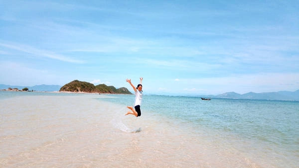 Ở Việt Nam hiện nay có đến 3 con đường có lối đi giữa biển, là đường ra đảo hòn Bà (Vũng Tàu), Nhất Tự Sơn (TX Sông Cầu, Phú Yên) và Điệp Sơn ( Vạn Ninh, Khánh Hòa) nhưng nổi tiếng nhất, dài nhất và đẹp nhất là Điệp Sơn. Ở Việt Nam hiện nay có đến 3 con đường có lối đi giữa biển, là đường ra đảo hòn Bà (Vũng Tàu), Nhất Tự Sơn (TX Sông Cầu, Phú Yên) và Điệp Sơn ( Vạn Ninh, Khánh Hòa) nhưng nổi tiếng nhất, dài nhất và đẹp nhất là Điệp Sơn.