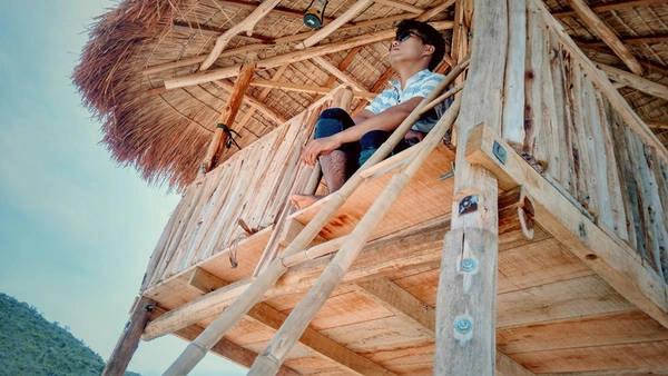 Quay lại đất liền bằng cano, vượt đèo Cổ Mã qua biển Đại Lãnh, chúng tôi rẽ phải vào QL 29 đi Vũng Rô, tham quan Khu di tích Bến Tàu Không Số Vũng Rô - Đường Hồ Chí Minh trên biển. Quay lại đất liền bằng cano, vượt đèo Cổ Mã qua biển Đại Lãnh, chúng tôi rẽ phải vào QL 29 đi Vũng Rô, tham quan Khu di tích Bến Tàu Không Số Vũng Rô - Đường Hồ Chí Minh trên biển.