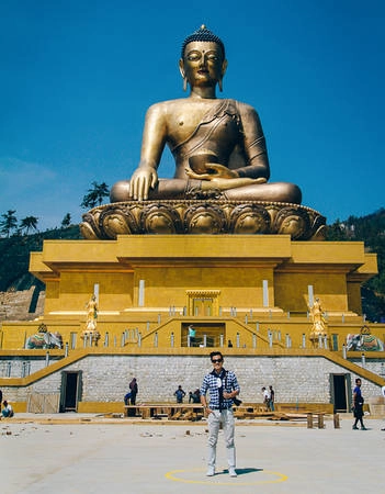 Thủ đô Thimphu, nơi có một trong 10 bức tượng phật lớn nhất thế giới Buddha Dordenma Statue. Tác phẩm điêu khắc bằng vàng và đồng này cao 51 m. Bên trong bức tượng là ngôi nhà với 125.000 tượng phật nhỏ hơn và một thiền phòng. Bức tượng được đặt trên núi và ngó xuống thành phố Thimphu.
