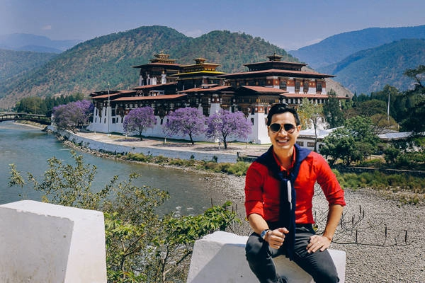 Punakha Dzong nằm đoạn giao giữa hai con sông, bên trái là sông Cái, bên phải là sông Đực. Trước Dzong có trồng rất nhiều cây phượng tím. Rất may là Khang đến vào đúng mùa xuân nên hoa phượng nở rất đẹp. Mỗi một quận của Bhutan đều có một Dzong. Có điều đặc biệt, Punakha Dzong là nơi nhà vua nhậm chức trước khi đến thủ đô Thimphu cai quản đất nước.
