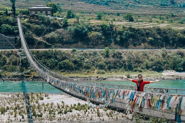  Trong ảnh là cây cầu tuyệt đẹp nối hai bờ sông ở Punakha và chảy qua Punakha Dzong. Ở đây người dân treo rất nhiều cây cờ nhiều màu sắc trên thành cầu, nơi đây cũng có một loại hình thể thao thú vị là chèo xuồng theo dòng sông Chhu. Ngoài đồi núi, sông hồ và thác nước là những nét đẹp nổi bật của Bhutan. Nguồn thu nhập chính của Bhutan đến từ Thủy Điện. Bhutan bán điện cho Ấn Độ dựa vào những đập thủy điện trải dài ở các thác nước. Sau thủy điện mới đến du lịch