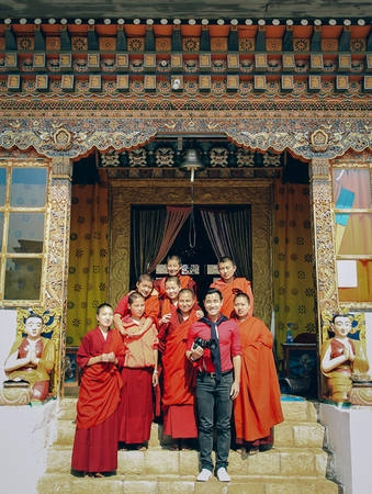 Bên cạnh những sư nam, Bhutan cũng có những ngôi chùa dành cho các sư nữ. Trong ảnh Nguyên Khang ghé thăm chùa Sangchen Dorji Lhendup Nunnery nằm trong rừng thông xanh và phóng tầm mắt nhìn về thung lũng Toebesa ở thành phố Punakha.