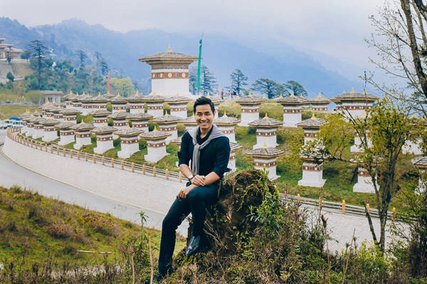 Nguyên Khang dành thời gian để ghé thăm Dochula Pass - một trong những nơi cao nhất và chặng dừng chân quan trọng nhất ở Bhutan ở độ cao 3.100 m so với mực nước biển, nơi đây có 108 đỉnh tháp do hoàng hậu Ashi Dorji Wangmo xây tặng nhà vua. Công trình này cũng để tưởng nhớ những vị anh hùng đã có công đánh đuổi quân giặc xâm lược.