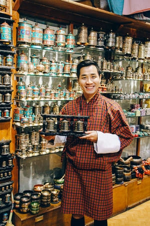 Anh dành thời gian ghé thăm những cửa hàng lưu niệm để mua những luân xa cầu nguyện. Khi đến Bhutan, bạn sẽ luôn thấy những luân xa, bạn phải xoay chậm theo chiều kim đồng hồ, tĩnh tâm và cầu mong những điều tốt lành nhất. Luân xa cũng là những món quà lưu niệm ý nghĩa thường được lựa chọn để dành tặng bạn bè bên cạnh rồng sấm và những bức tượng Phật.