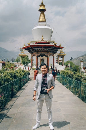  MC chụp hình lưu niệm trước Memorial Chorten.