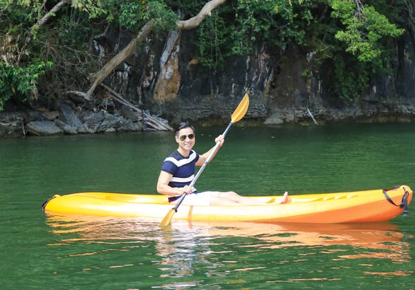 Một trong những tour mà Nguyên Khang khuyên bạn nên chọn là Island Hopping Tour. Từ khu Pantai Cenang và Pantai Tengah, bạn dễ dàng mua tour đi thăm và tắm ở Pregnant Maiden Lake. Truyền thuyết kể rằng, một nữ thần đã sinh non và phải chôn con trai của mình, vì thế hồ có tên là hồ Trinh nữ thụ thai. Người dân địa phương tin nước hồ có khả năng chữa được bệnh hiếm muộn. Khoa học cũng đã chứng minh, nước hồ có rất nhiều kali và kẽm, những chất cần thiết cho việc chữa bệnh. Đây là một hồ nước ngọt được bao quanh bởi các rặng núi nằm giữa biển. Bạn nên thuê thuyền kayak khám phá hồ.