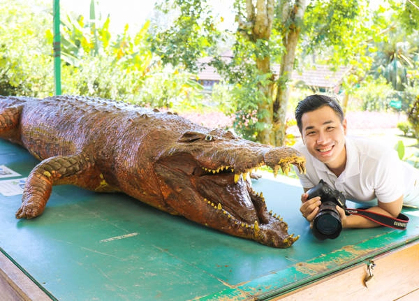 Ngoài ra, Nguyên Khang còn tham gia tour tham quan Công viên bảo tồn sinh thái biển Pilau Payar, nơi có hệ động thực vật phong phú, thiên đường chim Bird Paradise, trang trại cá sấu, khu vui chơi thế giới nước Underwater World. Công viên này rất hấp dẫn với các em nhỏ với khu vực tái tạo cuộc sống lạnh giá như ở Nam Cực và những chú chim cánh cụt xinh xắn sống cùng những tảng băng.