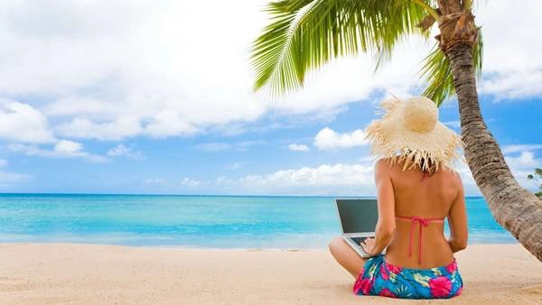 Beach-Girl-Laptop (1)