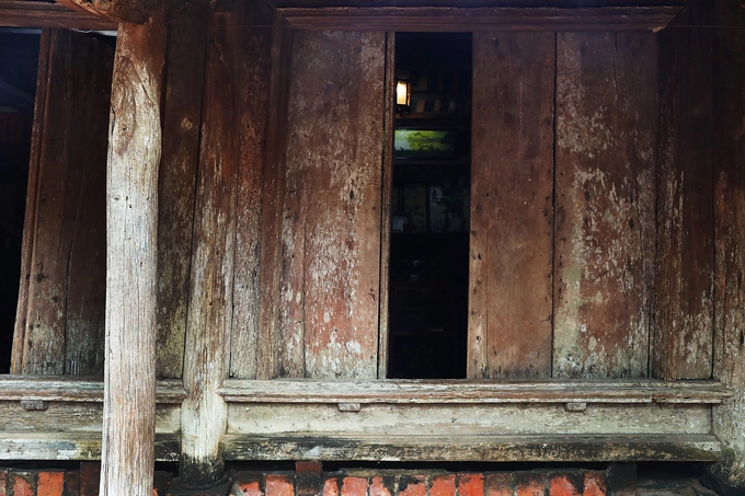 Phần cột kèo, cửa... chủ yếu là gỗ mít và gỗ xoan. Cửa ra vào đã tồn tại qua hàng trăm năm, khoá cửa bằng cách cài then.  "Phần gỗ vẫn giữ nguyên từ thời xưa, theo các nhà khoa học, gỗ của ngôi nhà đã tồn tại được hàng trăm năm thì mối mọt không thể xâm nhập. Phần loang lổ đã xuất hiện từ giai đoạn đầu ngôi nhà. Tuy nhiên những phần bên dưới ẩm thấp do thời tiết không thể tránh được", ông Hùng chia sẻ.