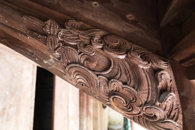 Đầu những thanh xà trên mái được chạm khắc.