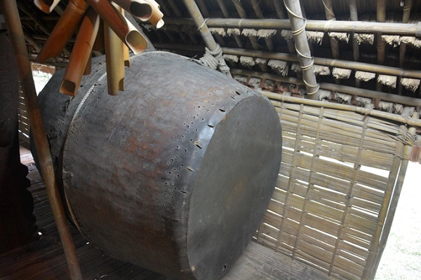 Chiếc trống lớn được đặt phía cuối ghế dài, đầu còn lại là một cái chiêng. Chiếc trống lớn được đặt phía cuối ghế dài, đầu còn lại là một cái chiêng.