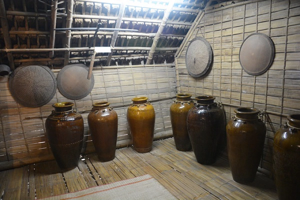 Phòng khách bày nhiều đồ trang trí đẹp và của cải quý giá như chum, vại, cồng, chiêng, trống... Cuối phòng khách có không gian nhỏ, dành riêng cho khách nữ. Phòng khách bày nhiều đồ trang trí đẹp và của cải quý giá như chum, vại, cồng, chiêng, trống... Cuối phòng khách có không gian nhỏ, dành riêng cho khách nữ.