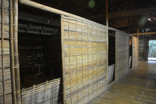 Sau phòng khách là một khoảng thông ra phía sau nhà, gọi là Ôk - không gian sinh hoạt nội bộ của đại gia đình. Trước kia, mỗi gia đình Ê đê gồm nhiều gia đình nhỏ của vài ba thế hệ. Mỗi gia đình có một buồng riêng để ngủ và cất giữ tư trang, chủ yếu là đồ mặc. Họ nằm quay đầu về hướng đông, duỗi chân về hướng tây. Đầu tiên là buồng của vợ chồng gia chủ, tiếp đến là buồng gia đình con, cháu, cuối cùng là gian bếp. Sau phòng khách là một khoảng thông ra phía sau nhà, gọi là Ôk - không gian sinh hoạt nội bộ của đại gia đình. Trước kia, mỗi gia đình Ê đê gồm nhiều gia đình nhỏ của vài ba thế hệ. Mỗi gia đình có một buồng riêng để ngủ và cất giữ tư trang, chủ yếu là đồ mặc. Họ nằm quay đầu về hướng đông, duỗi chân về hướng tây. Đầu tiên là buồng của vợ chồng gia chủ, tiếp đến là buồng gia đình con, cháu, cuối cùng là gian bếp.