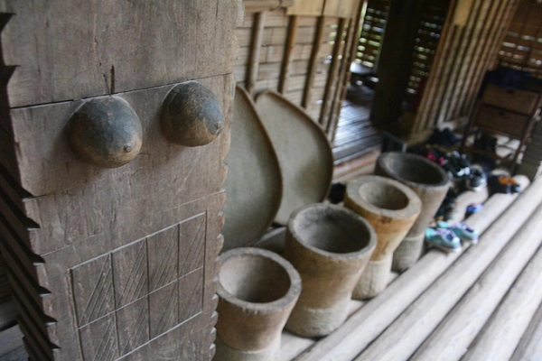 Các họa tiết trang trí thể hiện tín ngưỡng phồn thực và uy quyền của mẫu hệ được đẽo gọt ở hầu hết cột, kèo trong nhà dài. Các họa tiết trang trí thể hiện tín ngưỡng phồn thực và uy quyền của mẫu hệ được đẽo gọt ở hầu hết cột, kèo trong nhà dài.