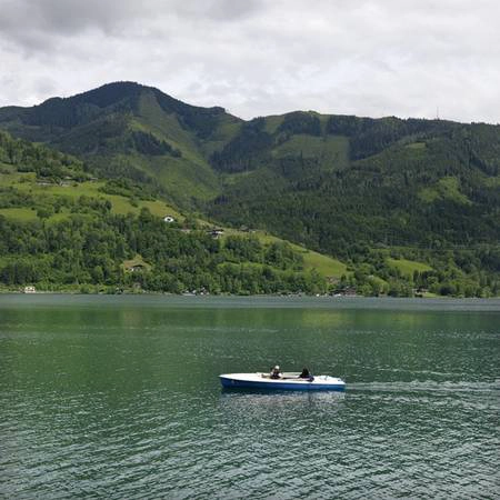 Đi thuyền trên hồ Zell am See là một hoạt động phổ biến với du khách. 