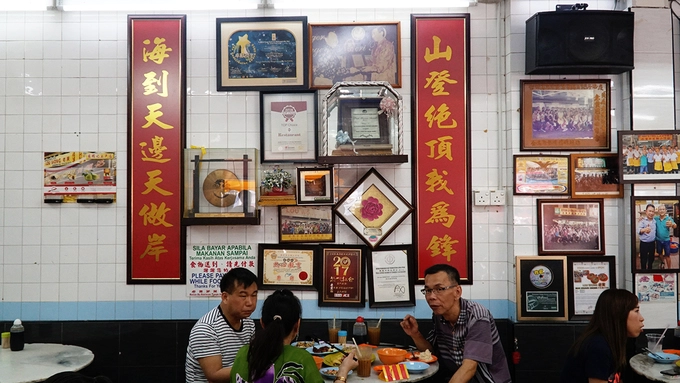 Nhà hàng Lou Wong nằm ở trung tâm phố cổ Ipoh, một trong những thành phố của bang Perak (Malaysia), cách Kuala Lumpur 200 km. Chủ quán là một người đàn ông gốc Hoa sinh sống ở Malaysia. Ông bắt đầu kinh doanh từ năm 1957. Ban đầu, nhà hàng chỉ là một tiệm cơm nhỏ bên đường. Sau một thời gian dài hoạt động, quán nổi tiếng và có không gian khang trang phục vụ thực khách. Nhà hàng Lou Wong nằm ở trung tâm phố cổ Ipoh, một trong những thành phố của bang Perak (Malaysia), cách Kuala Lumpur 200 km. Chủ quán là một người đàn ông gốc Hoa sinh sống ở Malaysia. Ông bắt đầu kinh doanh từ năm 1957. Ban đầu, nhà hàng chỉ là một tiệm cơm nhỏ bên đường. Sau một thời gian dài hoạt động, quán nổi tiếng và có không gian khang trang phục vụ thực khách.