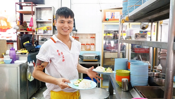 Đội ngũ nhân viên ở nhà hàng có hơn chục người, thao tác nhanh nhẹn và tận tình. Trong hình là Thành Đạo, người Việt đã làm việc tại đây hơn 4 năm. "Đến Ipoh, du khách có nhiều lựa chọn cho các bữa ăn nhưng cơm gà ta ăn kèm giá đỗ là món nhất định phải thử", Đạo chia sẻ. Đội ngũ nhân viên ở nhà hàng có hơn chục người, thao tác nhanh nhẹn và tận tình. Trong hình là Thành Đạo, người Việt đã làm việc tại đây hơn 4 năm. "Đến Ipoh, du khách có nhiều lựa chọn cho các bữa ăn nhưng cơm gà ta ăn kèm giá đỗ là món nhất định phải thử", Đạo chia sẻ.