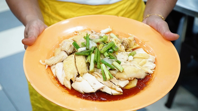 Món ăn gây thương nhớ tại địa chỉ này là thịt gà luộc ăn kèm với cơm chiên. Gà phục vụ ở đây là loại gà ta, mập mạp, thịt chắc. Món ăn gây thương nhớ tại địa chỉ này là thịt gà luộc ăn kèm với cơm chiên. Gà phục vụ ở đây là loại gà ta, mập mạp, thịt chắc.