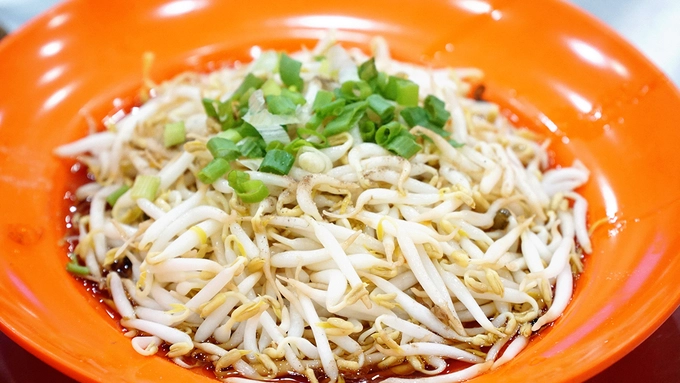 Một món khác đã có trong thực đơn của quán từ những ngày đầu tiên đó là giá (đỗ) xào. Món ăn chế biến đơn giản nhưng đòi hỏi nêm gia vị phải theo trình tự để ra đúng chuẩn hương vị. Nhờ điều kiện thổ nhưỡng ở vùng tốt nên cọng giá ở đây mập, tròn và giòn. Một món khác đã có trong thực đơn của quán từ những ngày đầu tiên đó là giá (đỗ) xào. Món ăn chế biến đơn giản nhưng đòi hỏi nêm gia vị phải theo trình tự để ra đúng chuẩn hương vị. Nhờ điều kiện thổ nhưỡng ở vùng tốt nên cọng giá ở đây mập, tròn và giòn.