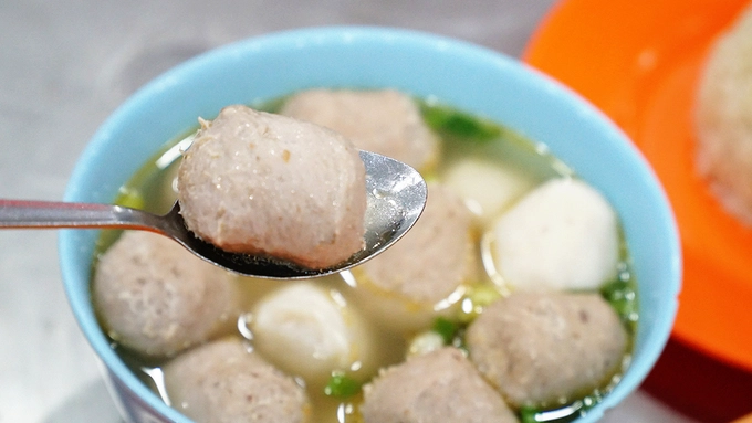 Khách đến quán sau khi thưởng thức hai món chính có thể gọi thêm súp bò viên. Viên bò mềm, thơm nức mùi bò mà không quá nhiều bột. Đây cũng là món súp đặc trưng trong văn hoá ẩm thực của người Hoa mới được quán phục vụ được gần chục năm. Khách đến quán sau khi thưởng thức hai món chính có thể gọi thêm súp bò viên. Viên bò mềm, thơm nức mùi bò mà không quá nhiều bột. Đây cũng là món súp đặc trưng trong văn hoá ẩm thực của người Hoa mới được quán phục vụ được gần chục năm.