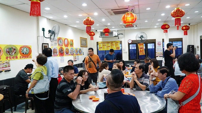Khách đến nhà hàng hầu hết là dân du lịch, đi theo đoàn hoặc nhóm lẻ. Địa chỉ không nhận đơn đặt hàng trước và chỉ phục vụ tại chỗ. Lan Ly (TP HCM) lần đầu đến Ipoh cho hay: "Hương vị không khác so với các món ăn của người Hoa mà tôi từng ăn. Quán có không gian rộng rãi, thoáng. Nhân viên phục vụ nhanh". Khách đến nhà hàng hầu hết là dân du lịch, đi theo đoàn hoặc nhóm lẻ. Địa chỉ không nhận đơn đặt hàng trước và chỉ phục vụ tại chỗ. Lan Ly (TP HCM) lần đầu đến Ipoh cho hay: "Hương vị không khác so với các món ăn của người Hoa mà tôi từng ăn. Quán có không gian rộng rãi, thoáng. Nhân viên phục vụ nhanh".
