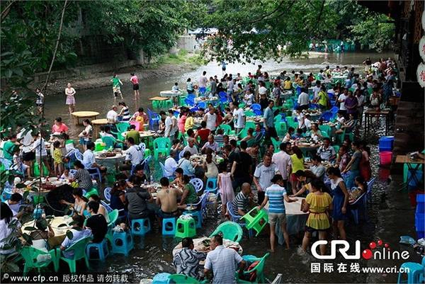 Một nhà hàng ở Trùng Khánh, Trung Quốc đã nghĩ ra cách tránh nóng siêu 'độc' cho thực khách, đó là ngồi ăn trên mặt nước sông