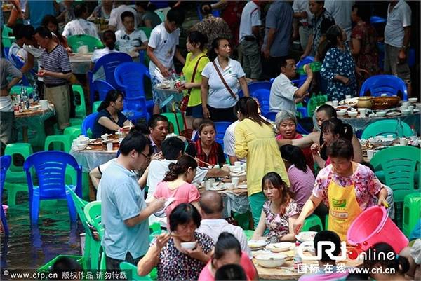 Trời nắng nóng, nhiều người đua nhau kéo tới nhà hàng này