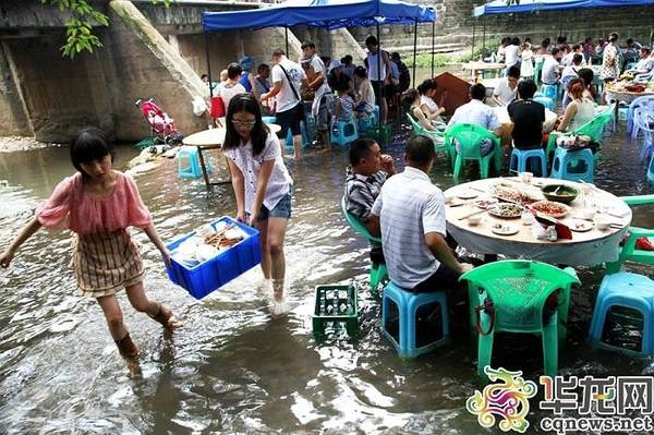 Kiểu ăn trên mặt nước sông chỉ có ở thành phố Trùng Khánh, Trung Quốc