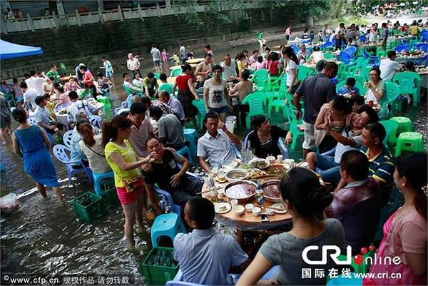 Nhà hàng thu hút lượng khách khá lớn với dịch vụ kiểu này