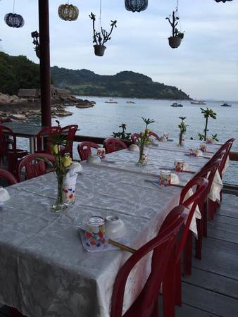 Khu vực nhà hàng với view sát biển. Ảnh: Facebook khu du lịch sinh thái Bảy Ban Khu vực nhà hàng với view sát biển. Ảnh: Facebook khu du lịch sinh thái Bảy Ban