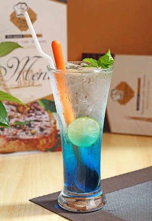 Những ly soda nhiều mùi vị và sắc màu tại Bonjour Resto' sẽ khiến bữa ăn của bạn thêm hoàn hảo.