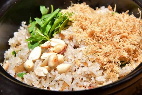 Nằm trên con đường Cô Bắc (Q.1, TP HCM) tấp nập và nhộn nhịp, nhà hàng chay ROU có thiết kế đầy ấn nổi bật với bức tường ghép từ các cánh cửa sổ màu vàng. Nhà hàng có một thế giới chay lạ và khác biệt. Nằm trên con đường Cô Bắc (Q.1, TP HCM) tấp nập và nhộn nhịp, nhà hàng chay ROU có thiết kế đầy ấn nổi bật với bức tường ghép từ các cánh cửa sổ màu vàng. Nhà hàng có một thế giới chay lạ và khác biệt.