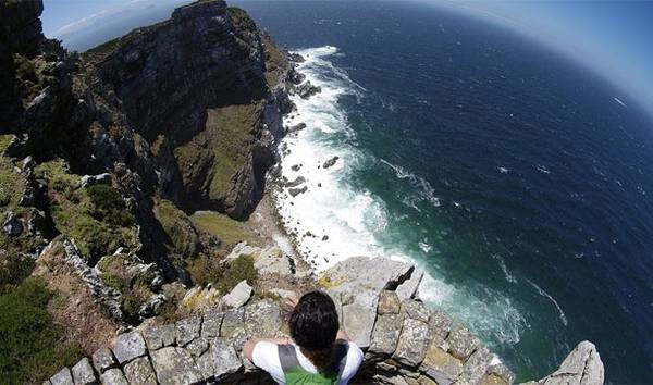 Nhà hàng Two Oceans ở Cape Point, Nam Phi. Thưởng thức ẩm thực ở cực Nam châu Phi, nơi giao của Atlantic và Ấn Độ Dương, bạn sẽ có một trải nghiệm ăn uống rất mới lạ.