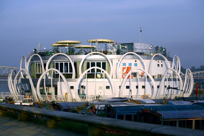 Khối nhà có kết cấu thép, lấy cảm hứng từ bông sen - hình ảnh gợi nhắc xứ Huế và quen thuộc với người dân Việt Nam. Khối nhà có kết cấu thép, lấy cảm hứng từ bông sen - hình ảnh gợi nhắc xứ Huế và quen thuộc với người dân Việt Nam.