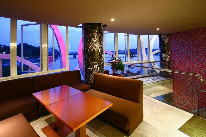 Chủ quán sử dụng những bộ sofa lớn để khách có những chỗ ngồi thư giãn thoải mái. Chủ quán sử dụng những bộ sofa lớn để khách có những chỗ ngồi thư giãn thoải mái.